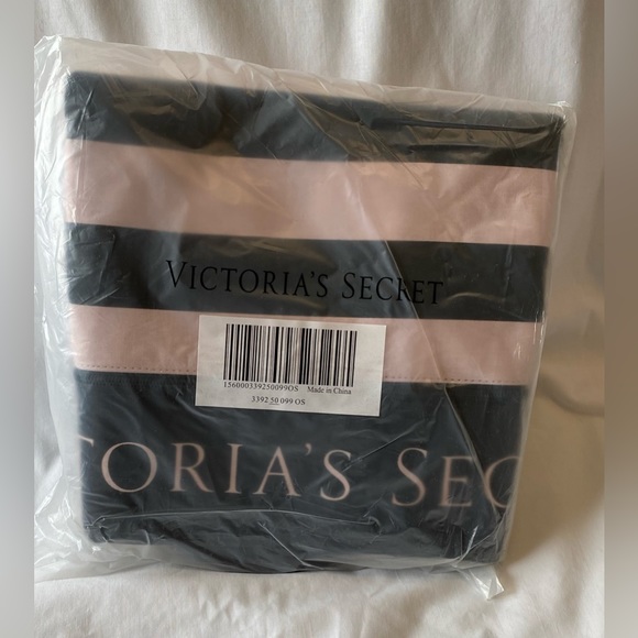 NWT Victoria’s Secret Weekender Tote Black and Pink  Expands with shoulder strap - Picture 3 of 15